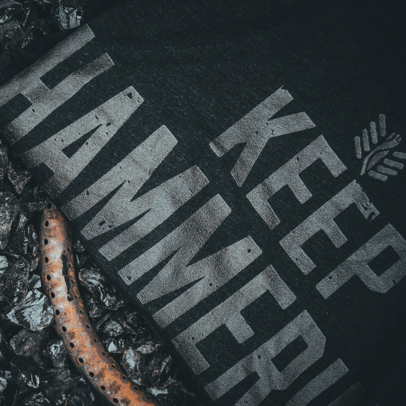 KEEP HAMMERING ARROW DARK T-SHIRT